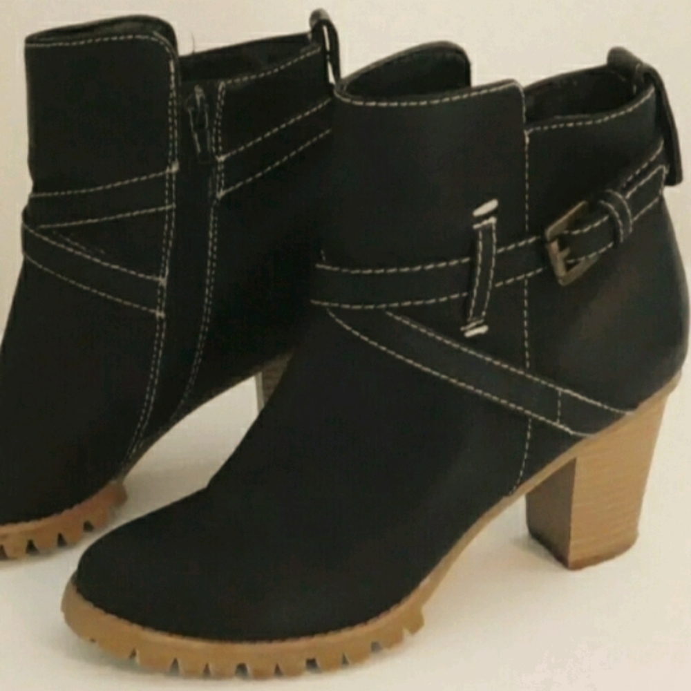 Beautiful Women's Nuovo Short Ankle Boots Size M